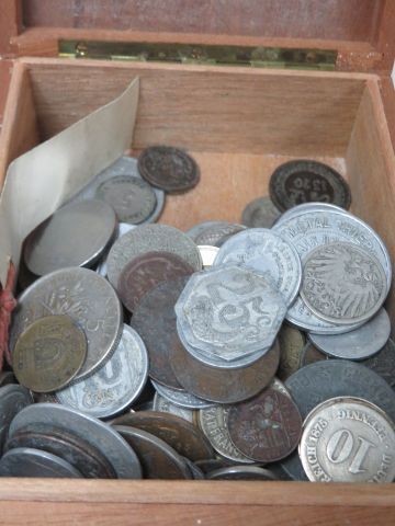 null MONDE Petit lot de monnaie. Dans une boîte en bois.