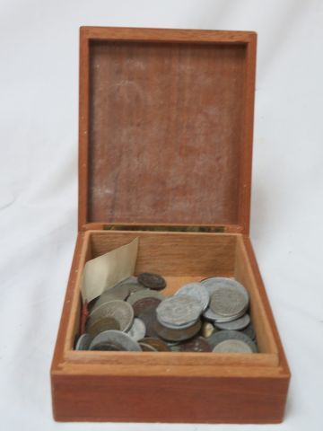 null MONDE Petit lot de monnaie. Dans une boîte en bois.