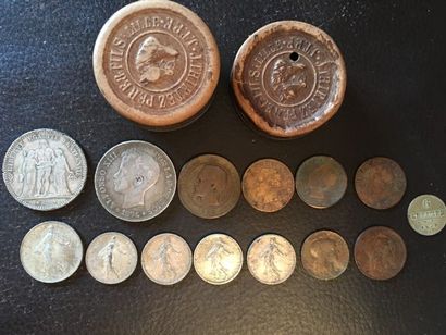 null Petit lot de pièces de monnaie anciennes ( état d'usage) dans petite boîte ronde...
