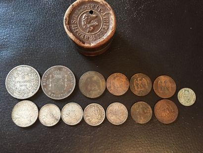 null Petit lot de pièces de monnaie anciennes ( état d'usage) dans petite boîte ronde...