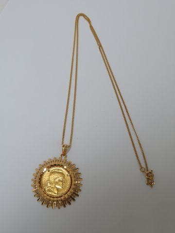 null Pièce de 20 francs en or, Coq, 1913. Montée en médaillon. Avec sa chaîne en...