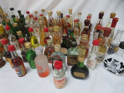 null Lot comprenant une soixantaine de mignonettes d'alcools divers, dont cognac...