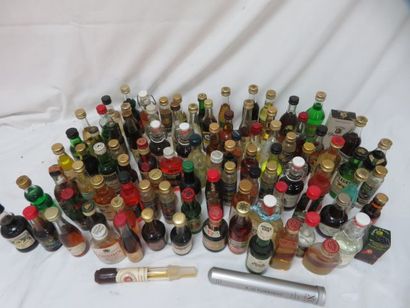 null Lot comprenant une cinquante de mignonettes d'alcools divers.