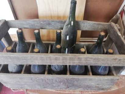 null Très vieux Casier à bouteilles des années 40/50's contenat 12 btles de Rouge...