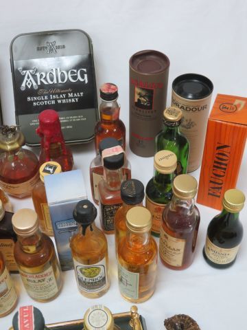 null Lot comprenant une quarantaine de mignonettes de whisky.