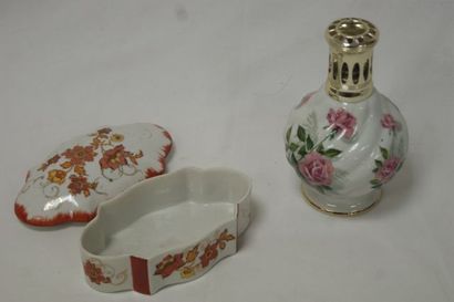 null Lot en porcelaine blanche, comprenant une lampe Berger (Limoges) et une bonbonnière....