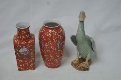 null CHINE Lot en porcelaine, comprenant deux vases et une sculpture figurant un...