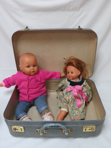null Lot de deux poupées en rhodoïd. 37-51 cm Dans une valise en carton bouilli (circa...