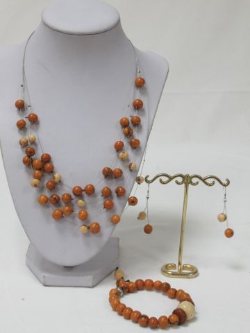 null Parure en métal et perles de tagua, comprenant un collier multirangs, bracelet...