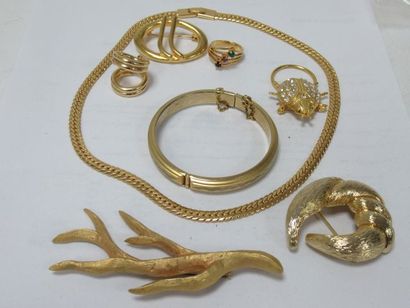 null Lot en métal doré et plaqué or, comprenant 4 broches, une bague, un anneau à...