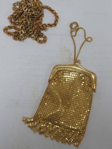 null Lot en métal doré, comprenant une bourse, un collier et un sautoir.