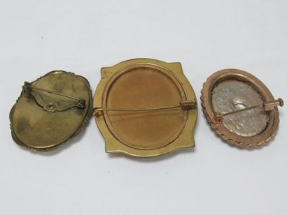 null Lot de 3 broches en métal doré et porcelaine. 4-5 cm