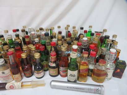 null Lot comprenant une cinquante de mignonettes d'alcools divers.