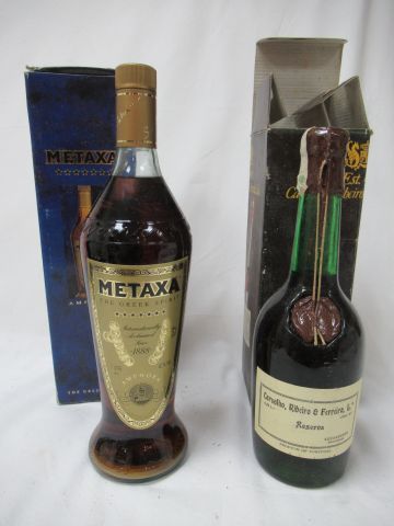 null Lot de deux bouteilles : une d'Arguadente, l'autre de Metaxa. Dans leurs boîtes...