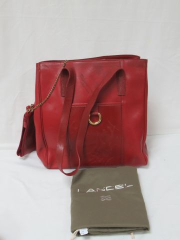 null LANCEL, sac porté main ou épaule en cuir rouge, 29 x 28 x10 cm, importantes...