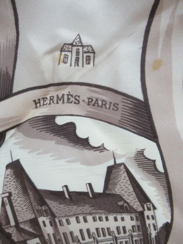 null HERMES, carré en soie "Les demeures royales des environs de Paris", par Hugo...