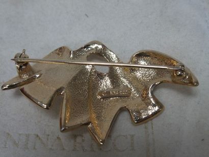 null Nina RICCI Broche en métal doré, à décor de colombes. Long.: 5 cm Dans son ...