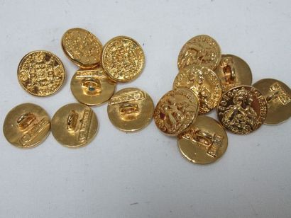 null CHANEL Lot comprenant deux séries de 7 boutons en métal doré. Diam.: 1,5 cm