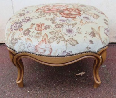 null Footrest in carved natural wood, covered with floral fabric. 33 x 48 x 37 cm...