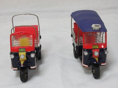 null Set of two miniature vehicles made of resin and metal. Length: 12 cm