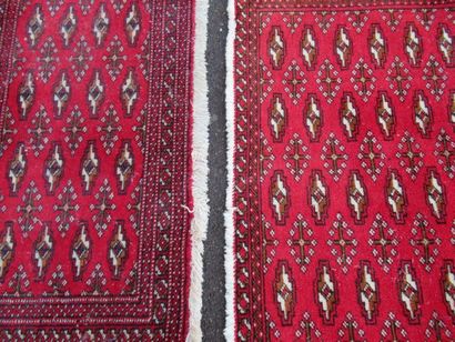 null ORIENT Paire de petits tapis en laine rouge à décor géométrique. 50 x 97 cm