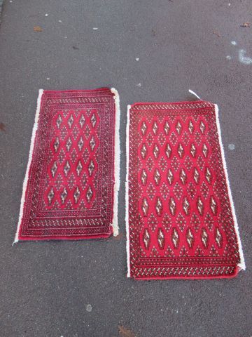 null ORIENT Paire de petits tapis en laine rouge à décor géométrique. 50 x 97 cm