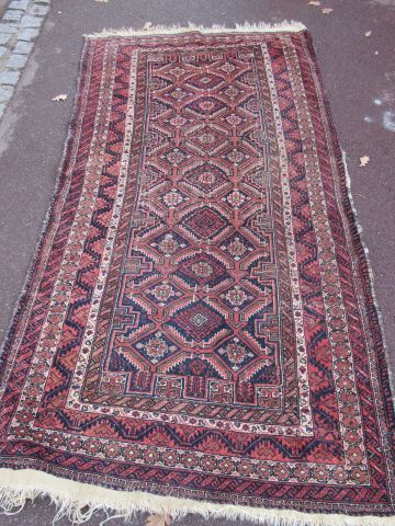 null ORIENT Tapis en laine, à décor géométrique sur fond ocre. 200 x 110 cm (usures,...