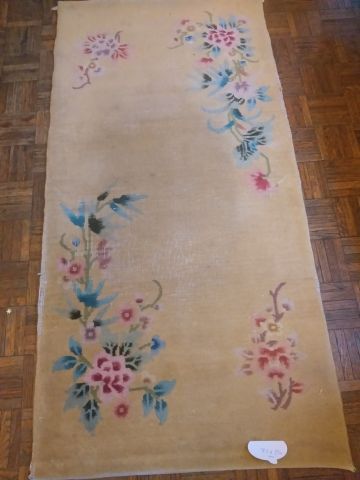 null Paire de tapis chinois à motif de végétaux sur fond beige. Dimensions 75 x150...