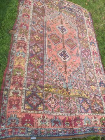 null ORIENT Wool carpet with stylized plant motifs on a pink background. Dimensions...