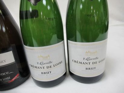 null Lot de 5 bouteilles de crémant : 
- 3 de Loire Brut Château Montfort
- 2 de...