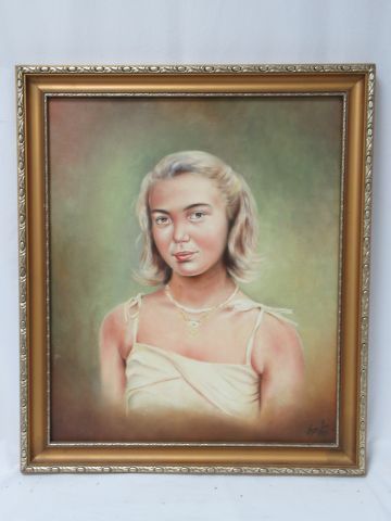 null Modern school "Young woman in white dress" HST SBD, dated 1985. 53 x 45 cm Gilded...