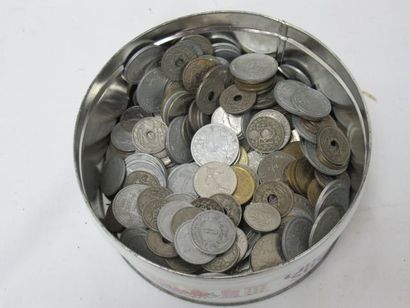 null FRANCE Lot de monnaies, dont pièces trouées. Dans une boîte en métal.