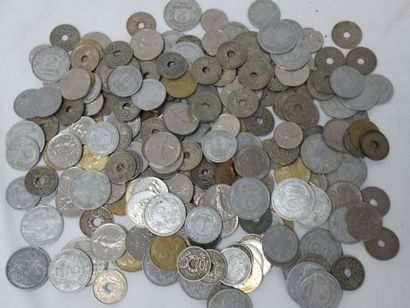 null FRANCE Lot de monnaies, dont pièces trouées. Dans une boîte en métal.