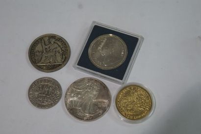 null Lot comprenant 3 pièces commémoratives en argent : dollar canadien 1986, piastre...