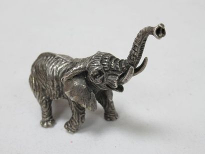 null Sculpture en argent, figurant un éléphant. Poids : 57 g Long.: 5 cm