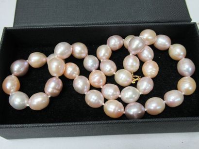 null Collier en perles de culture roses. Fermoir en or jaune 18K. Long.: 44 cm (ouvert)...