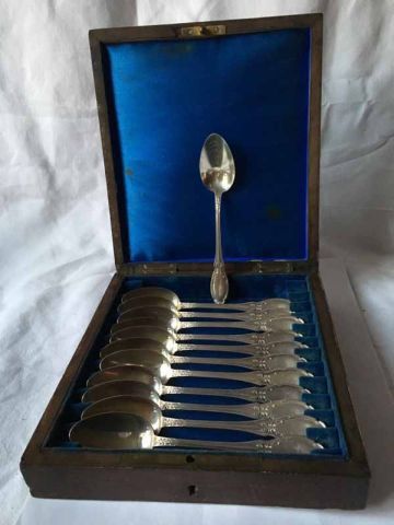null Box containing a set of 12 silver spoons (Minerve 1st title MO Henri Soufflot)....
