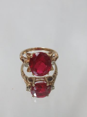 null Bague en or jaune 10K, ornée d'un cabochon en verre rouge et de pierres blanches....