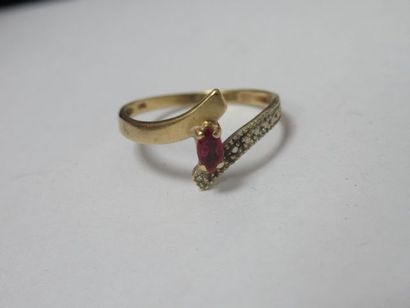 null Bague en or jaune 18K, ornée d'une pierre rouge. Poids brut : 1,49 g TDD 52