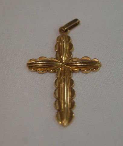 null Yellow gold cross. Weight: 1.1 g