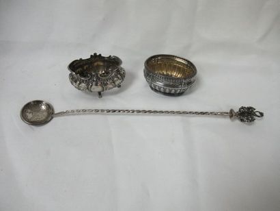 null Silver lot, including 2 salt shaker mounts and a large spoon. Weight: 103 g