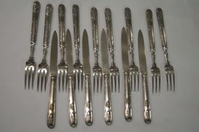 null Set of fruit cutlery in silver and filled silver, including 9 forks and 6 knives....