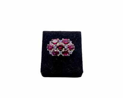 null Superb 925/1000 silver ring paved with garnets and tanzanites. 

Size: 54

Weight:...