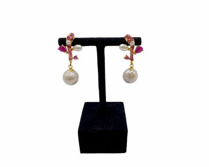 null Pair of giltwood OSTs punctuated with slightly baroque cultured pearls and rubies.

Weight...