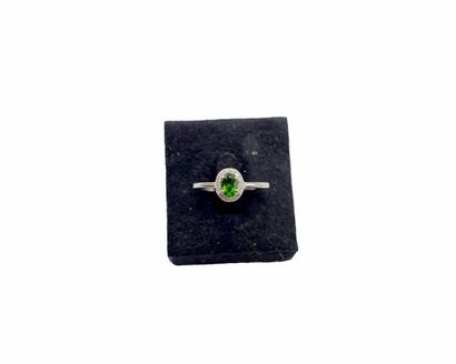 null Thin 925/1000 silver ring centered of a tsavorite in an entourage of white stones.

Size:...