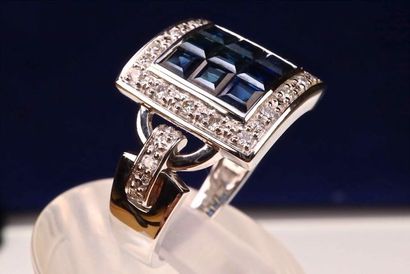 null 18 kt white gold ring centered on 9 princess cut natural sapphires of 1.29 carat...