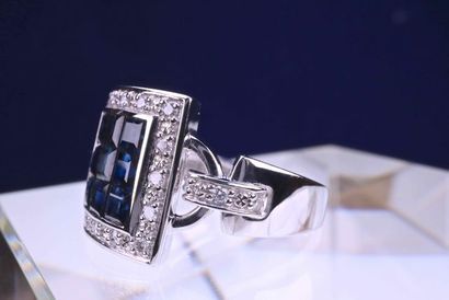 null 18 kt white gold ring centered on 9 princess cut natural sapphires of 1.29 carat...