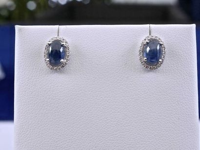 null Earrings in 18 kt white gold set with 2 natural cabochon cabochons oval cut...