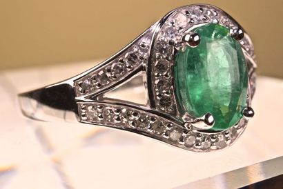 null Ring in 18 kt white gold and oval Emerald set with claws of 0.81 carat certified...