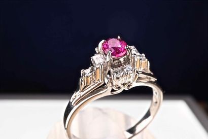null High Jewelry. Exceptional and unique ring in Platinum 900/°°° setting a sublime...